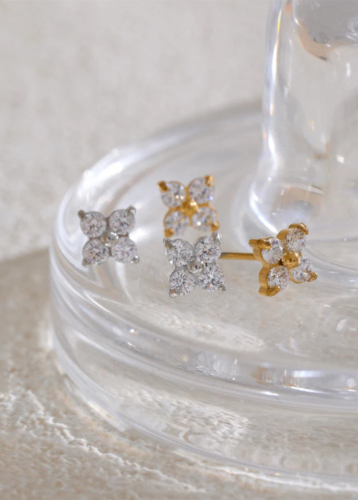 Boucles d’Oreilles Trèfle Zircon – Motif Végétal Finition Or Véritable